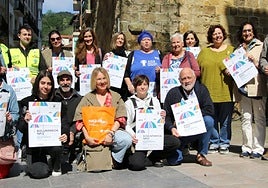 Miembros de diferentes asociaciones de voluntarios que asistieron a la presentación de la feria de este domingo en el malecón.