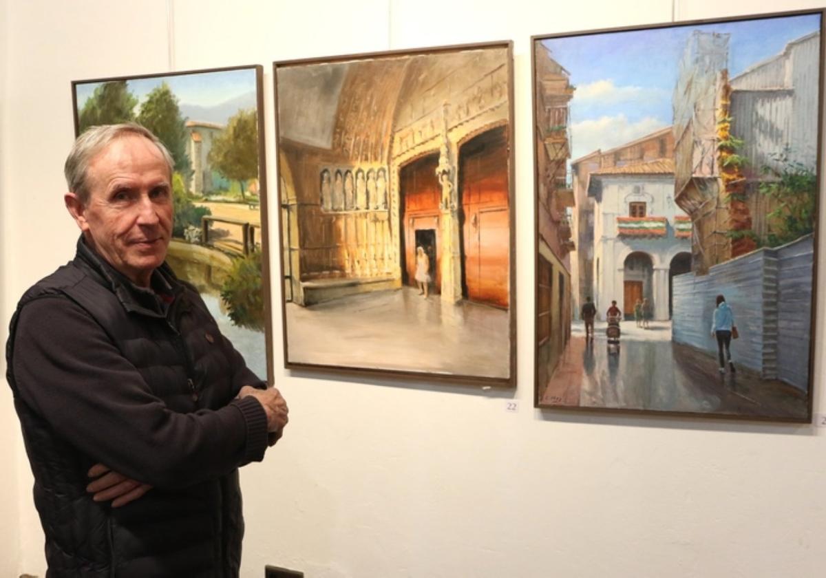 Esteban Oroz, ayer, junto a algunas de sus reconocibles pinturas.