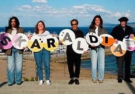 Euskaraldiko hamaikakoan dauden herritar batzuk.