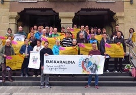 Herriko eragileak, udaletxe aurrean ateratako argazkian.