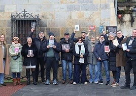 Un grupo de escritores de Debagoiena muestran sus obras acompañados de la alcaldesa Maider Morras.