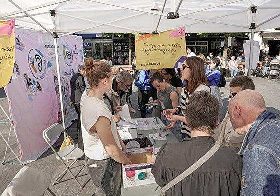 Txapen banaketa atzo, Okendo plazan.