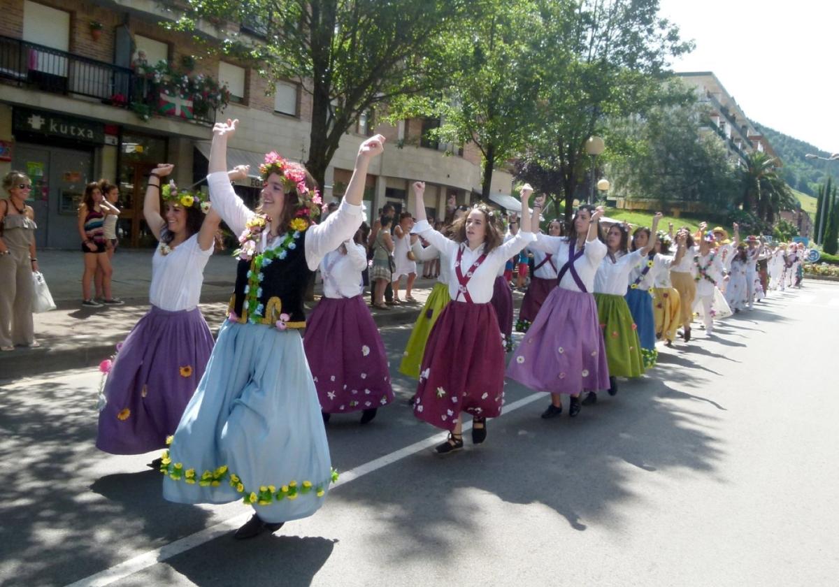 'Lorezainen konpartsa' aterako du Oinkarik 50. urteurrena ospatzeko