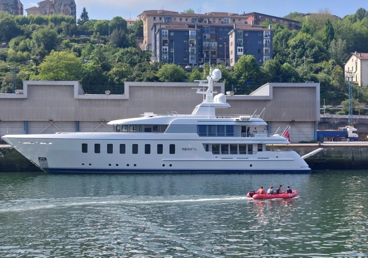 'Sport', el yate de lujo de 250.000 euros a la semana que ayer arribó al puerto de Pasaia