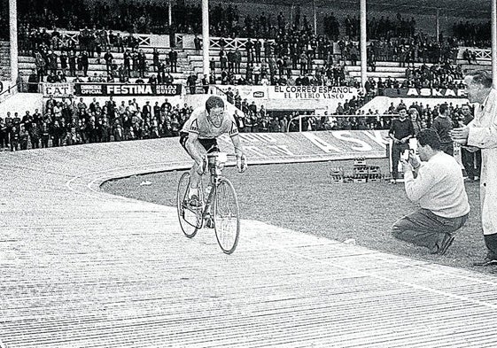 La Vuelta Ciclista a España, en Atotxa.