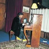 Ronnie Lynn Patterson, pianista americano que actualmente reside en París, durante una actuación.