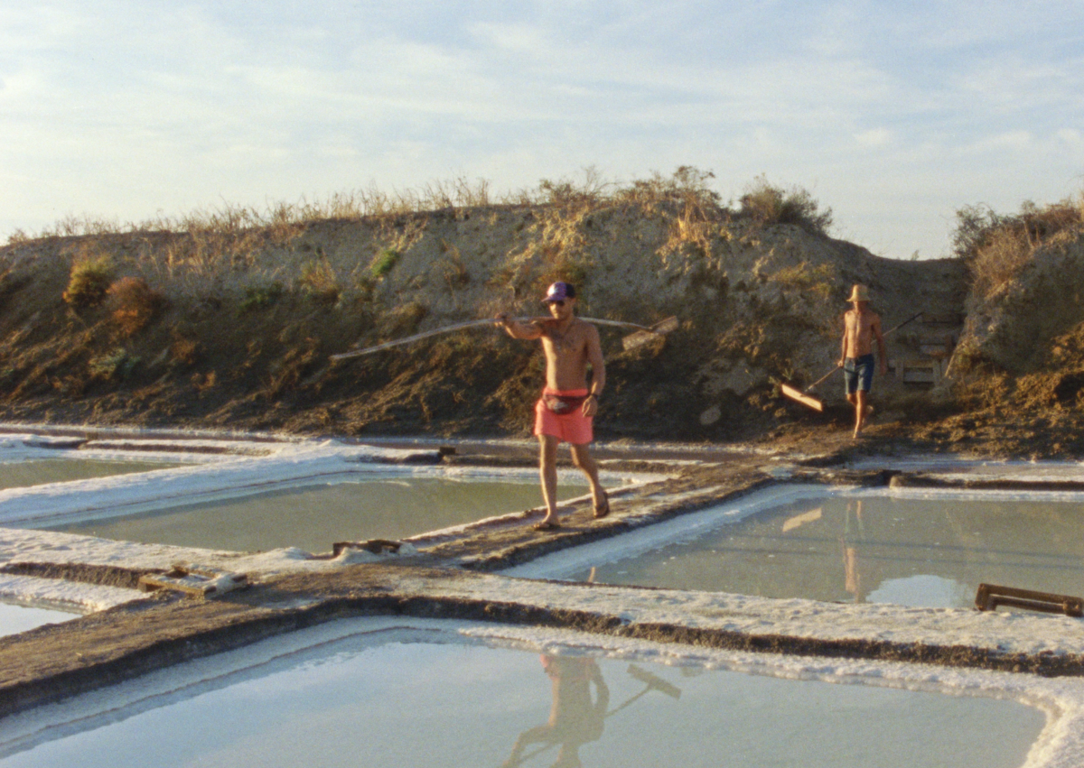 Imagen secundaria 1 - Arriba, varios personajes del filme y las salinas en donde se rodó el cortometraje. Sobre estas líneas, la directora Inês Nunes.