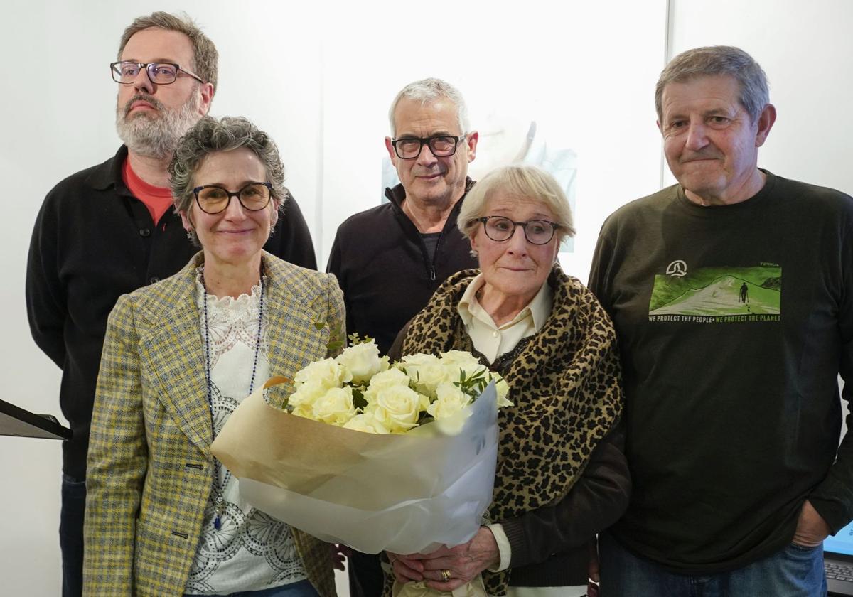 Alain y Aitziber, hijos de José Luis López de Lacalle, la viuda, Mari Paz Artolazabal, Alberto Agirrezabal y Patxi Elola, durante el homenaje de esta tarde en Zarautz.