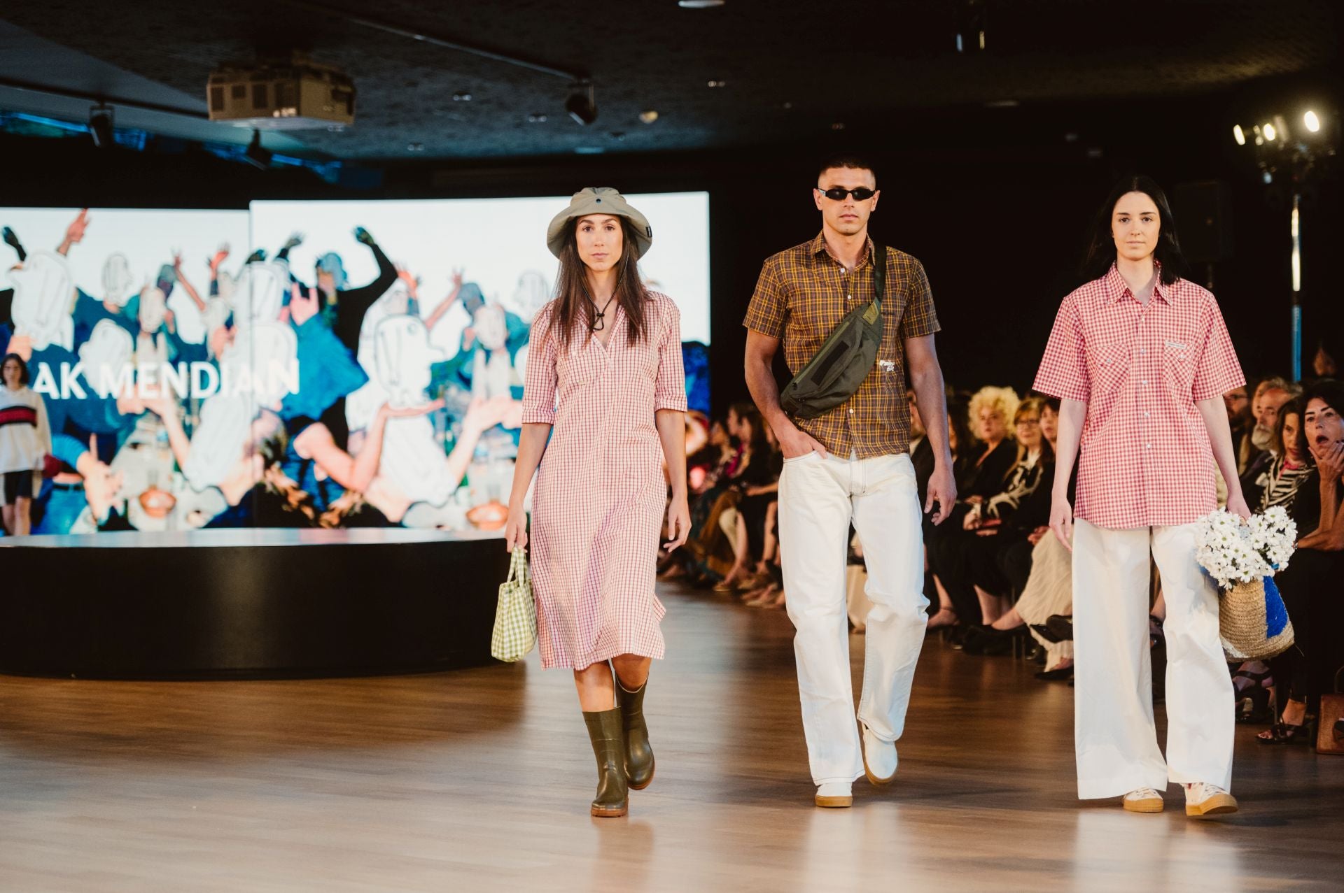 El desfile 30 aniversario de Loreak Mendian