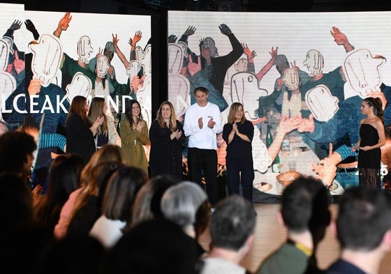 Los responsables de Loreak Mendian saludan al final del desfile en Balenciaga.