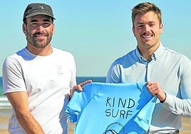 Aritz Aranburu e Inaxio Illarramendi con la licra de Kind Surf.