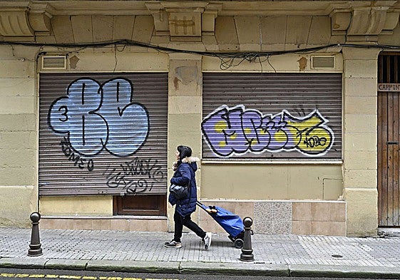 Un local cerrado a pie de calle en una zona céntrica de San Sebastián.