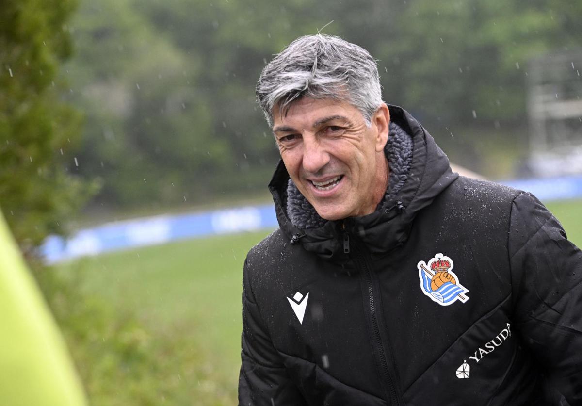 Imanol Alguacil, sonriente antes del entrenamiento de este viernes