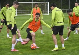 Mariezkurrena, en el medio de un rondo en el entrenamiento de este viernes en Zubieta