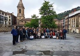 Partida del grupo, a las cuatro de la tarde de este viernes, desde la plaza Iparragirre de Urretxu.