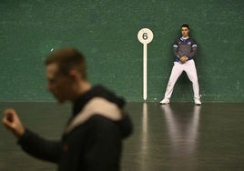 Peio Etxeberria apoyado en la pared del Astelena observando a Iñaki Artola, su rival mañana.