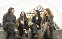 Garazi Blanco, Sara Aramendi, Ainhoa Gandara y Alba Echeverría, en el campus de la UPV en Donostia.
