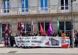La concentración de los sindicatos ante el Parlamento Vasco este pasado jueves.