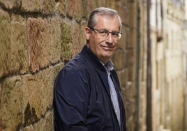 El parlamentario del PNV, Markel Olano, posa en Hondarribia.