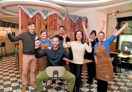 El equipo del Idoia Zumaia espera a sus comensales.