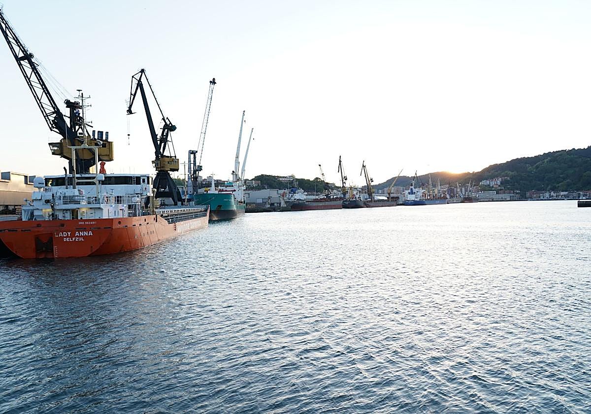 El puerto de Pasaia moderniza su red eléctrica para abastecer a buques con energía limpia.