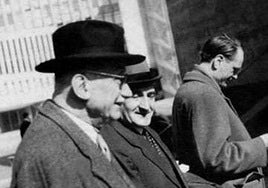 El lehendakari acompaña su artículo con una foto tomada en Berlín en 1956, en la que aparecen Robert Schuman y el lehendakari José Antonio Agirre en un congreso.