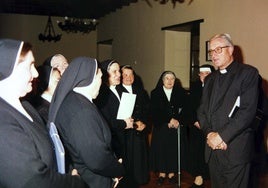 El obispo Setién con las agustinas de Hernani en 1998. El año pasado las religiosas abandonaron el convento.