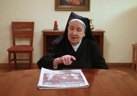 Sor Rosalía ojea la portada de DV del nombramiento de León XIV.