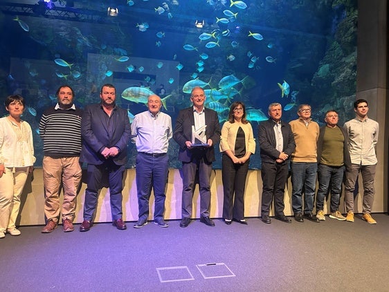 Eugenio Elduayen, con el premio, y la consejera Barredo, en el centro, ayer en el Aquarium.