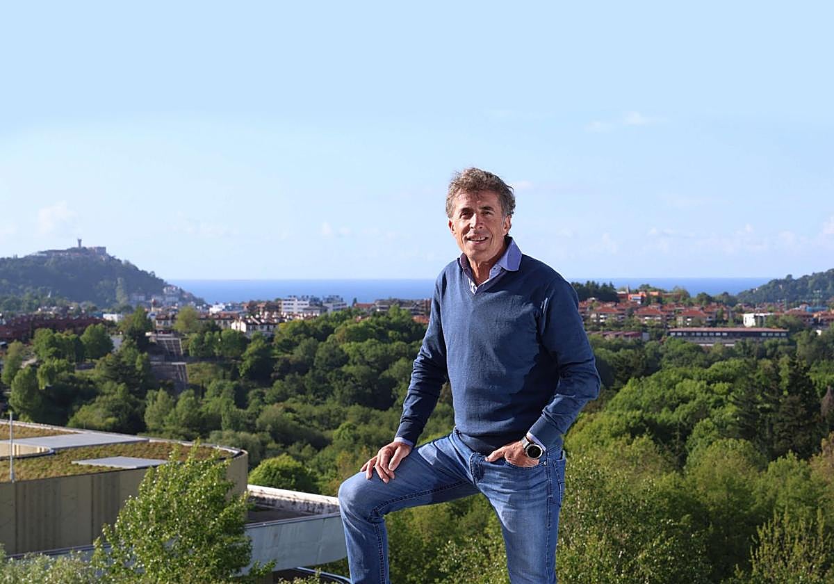 Pedro Delgado posa en la terraza de El Diario Vasco con San Sebastián al fondo.