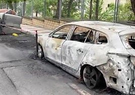 Automóvil calcinado en el paseo Arrasate a conscuencia del incendio de unos contedores en un acto vándálico la semana pasada.