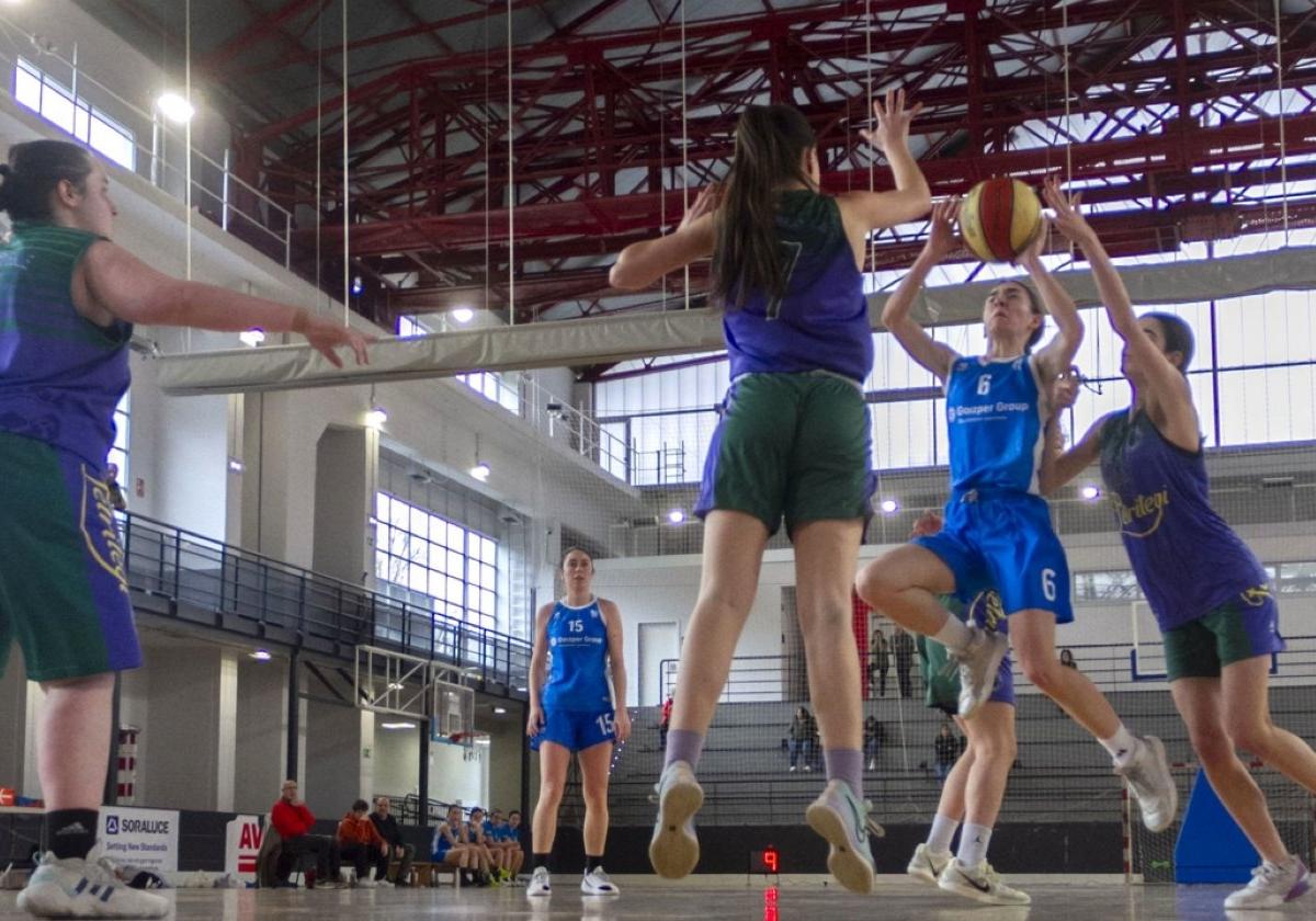 Labegaraieta vestido de mahón para superar la semifinal por el ascenso del sénior femenino