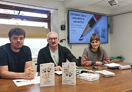 Aitzol Saizar, Xanti Val y Agurtzane Intxaurraga durante la rueda de prensa celebrada ayer en la sala de cultura de Lezo.