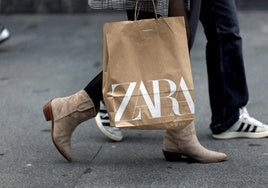 Bolsa con compras de Zara.