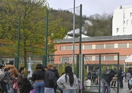 Alumos acceden a un colegio público de Donostia en una jornada lectiva.