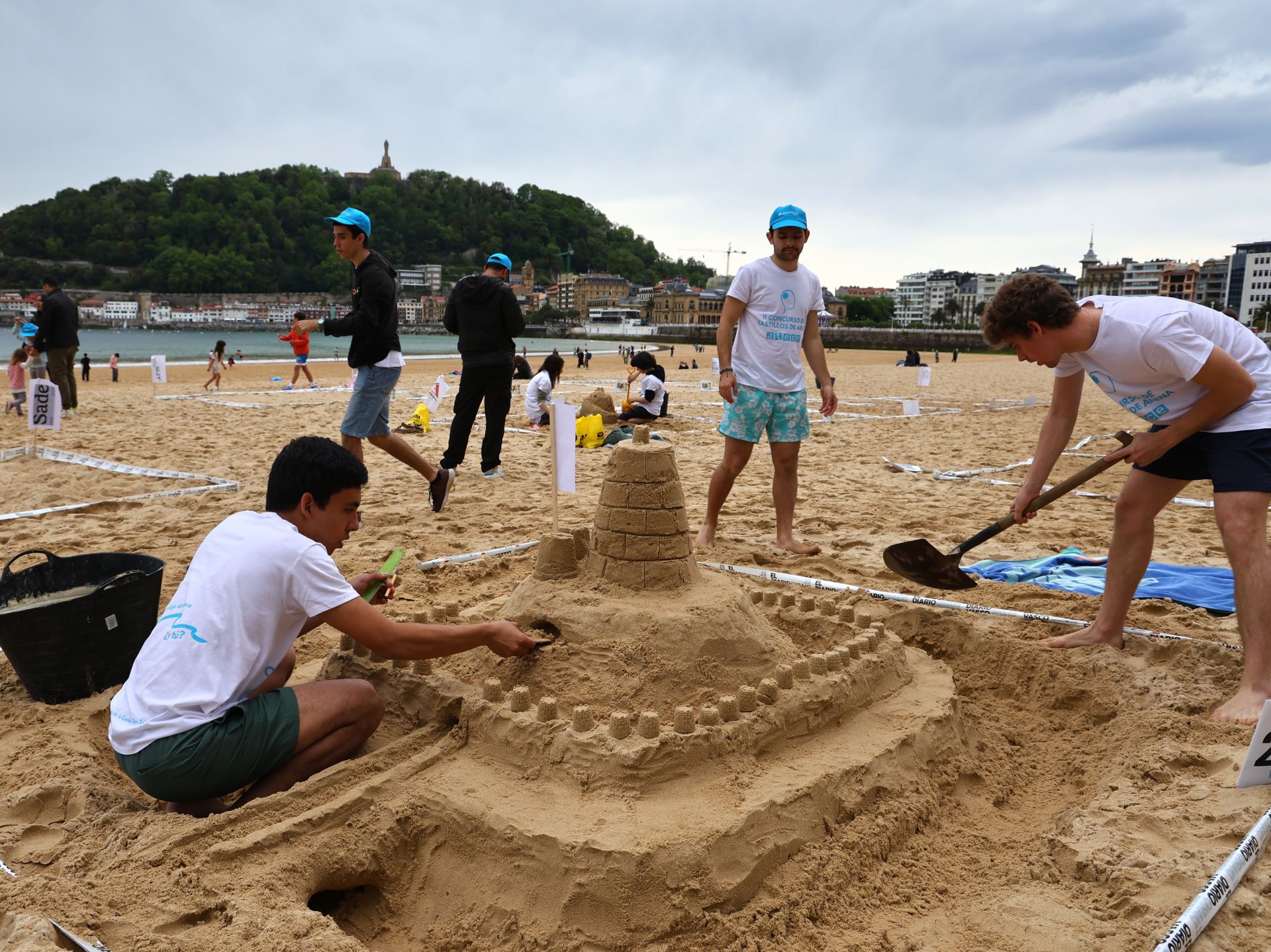 En busca del mejor castillo de arena de La Concha