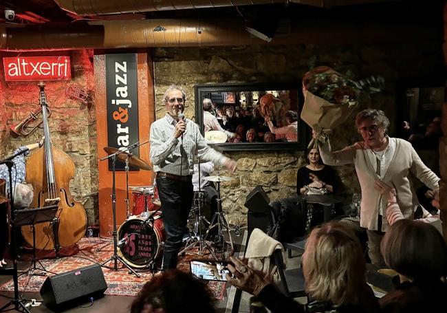Javier Balda, exdirector de la sala, en el homenaje a la anterior propietaria, Rakel Ubago, en el cierre de Altxerri.