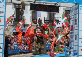 Julen Calvo, al cruzar la meta en Azpeitia.