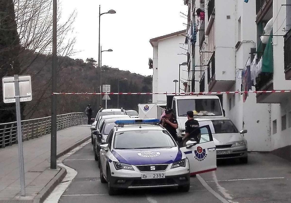 Agentes de la Ertzaintza, en una intervención en Arrasate.