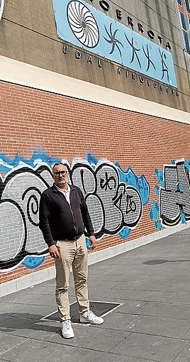 Joxean Sánchez ante las pintadas hechas en el polideportivo.