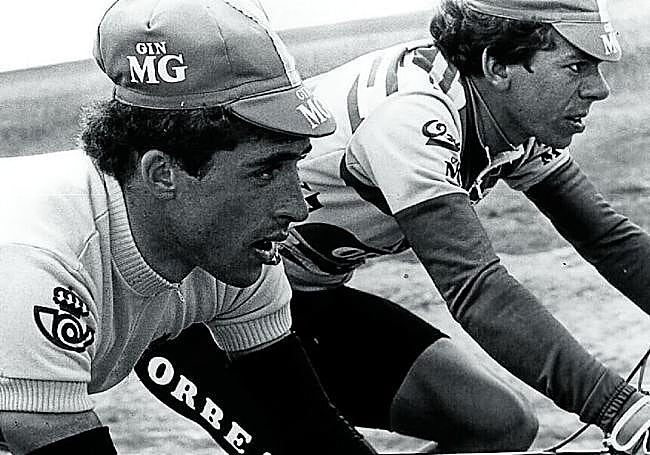 Delgado, vestido de amarillo, con Cabestany en la etapa de Alto Campoo.