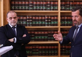 Gerardo López y Santiago Romero charlan en la sede del Colegio.