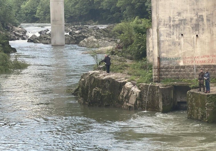 Pescadores en el río Bidasoa el sábado por la mañana.