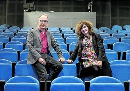 Iñaki Salvador y Ana Pimenta posan en la sala Gazteszena, donde intepretarán 'el último Vaivén' el próximo domingo..
