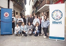 Bertako merkatarien ordezkaritza bat eta Aiako Harria alkateordea.