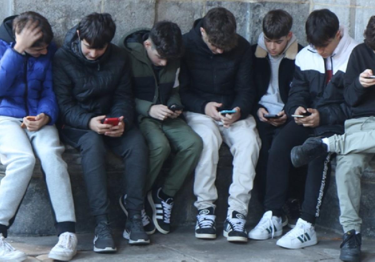 Comercios, bares y espacios públicos ponen sus teléfonos a disposición de los menores
