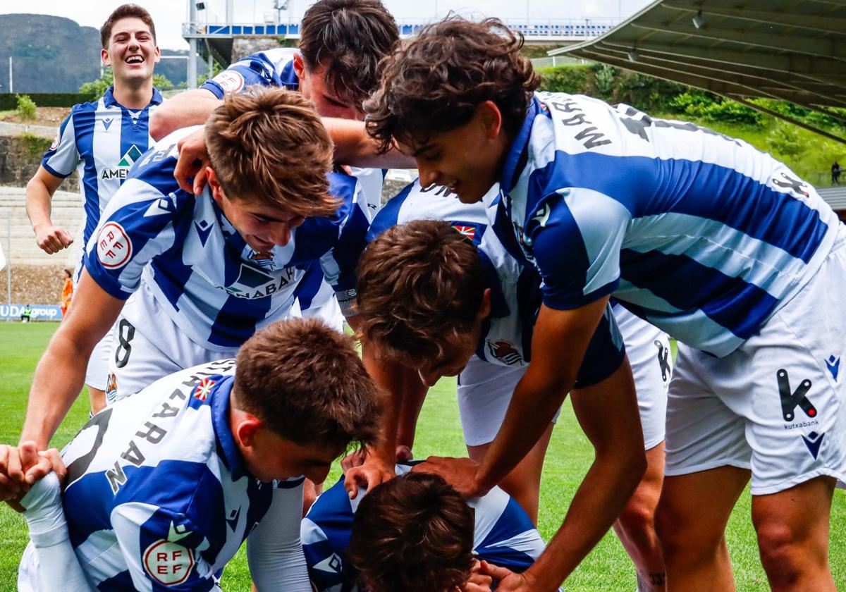 El equipo celebra el gol de la victoria.