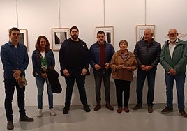 Los fotógrafos participantes en el Mayo Fotográfico posan con los miembros el 'Depor' y autoridades municipales.