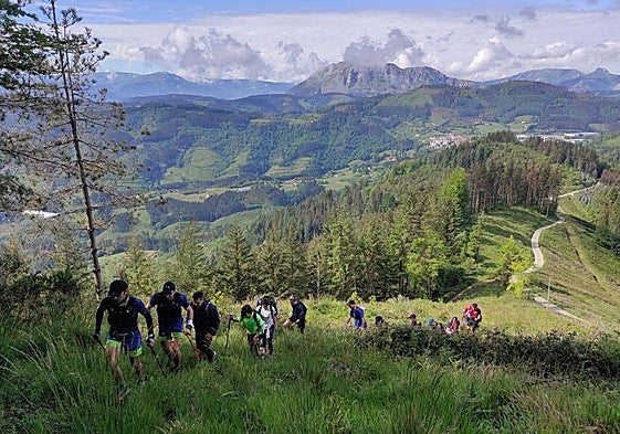 La subida a Azkonabeitia durante una de las salidas del club eibarrés en 2024.