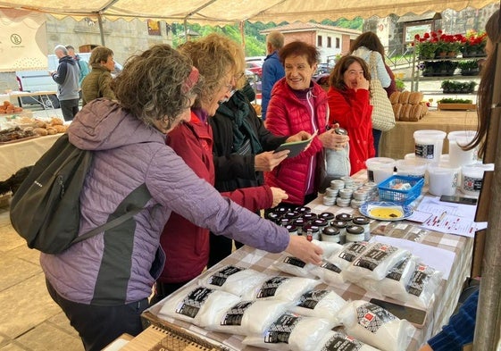 La sal volvió a ser protagonista en una jornada en la que el buen tiempo hizo acto de presencia como antaño en la localidad de Debagoiena.